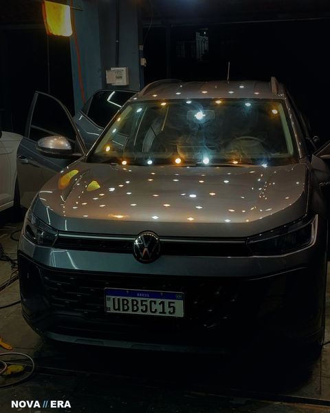 Carro preto espelhado após detalhamento na Nova Era