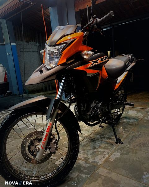 Moto Honda XRE laranja após lavagem na Nova Era