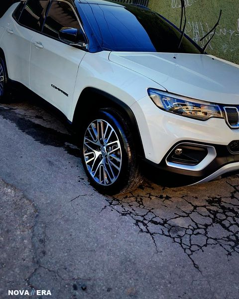 Jeep Compass branco detalhado na Nova Era