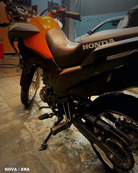 Moto Honda impecável na Nova Era